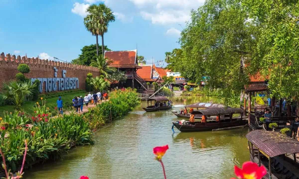 Best Day Trips from Bangkok – Ayutthaya & Floating Markets